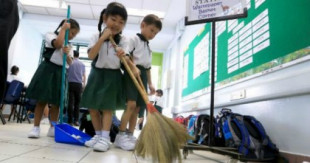Los niños japoneses barren y limpian los baños de su escuela desde pequeños