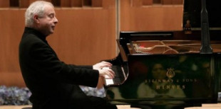 Una sinfonía de toses y móviles enfada al pianista András Schiff en Oviedo