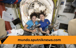 Emisión en directo de las astronautas Koch y Meir en espacio abierto para cambiar las baterías de la EEI
