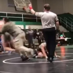 Un padre salta de la grada y deja KO al rival de su hijo durante un combate de lucha libre