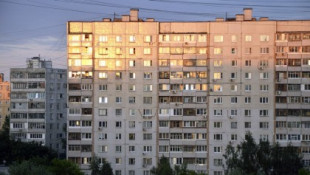 Una mujer cae desde un noveno piso en Rusia, se levanta y se va andando como si nada