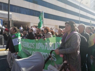 Miles de personas se manifiestan por la sanidad pública en Sevilla, Granada, Cádiz y Málaga
