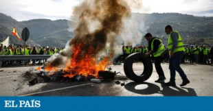 Los olivareros de Jaén cortan la A-4 para pedir un precio justo para el aceite