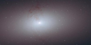 Descubren una galaxia monstruosamente gigante en los albores del Universo