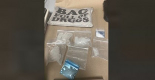 Detenidos por llevar gran cantidad de drogas en una bolsa etiquetada como “bolsa llena de drogas”