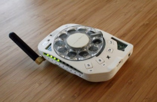 Un teléfono móvil con disco de marcar a la antigua usanza y diseño «open source»