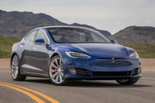 Engañan a un Tesla para que pase de 56 a 140 km/h automáticamente pegando un trozo de cinta a una señal