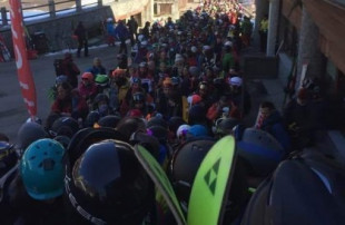 Los italianos llenan las estaciones de esquí aprovechando el cierre de colegios y empresas por el coronavirus