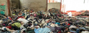 Toneladas de ropa donada en Euskadi terminan amontonadas en una nave industrial abandonada en Navarra