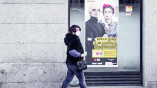 Ciudadanos chinos reparten mascarillas en una estacíón del Metro de Madrid