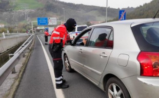 Siguen los controles de la Ertzaintza, que ayer ya puso multas de 600 euros para evitar los desplazamientos en coche