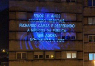 El "recordatorio" a Feijóo proyectado en una fachada de un edificio compostelano [GLG]