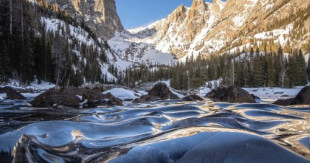 Fotógrafo inmortaliza las olas congeladas de un lago en Colorado
