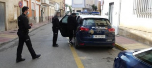Intentan apuñalar a un policía que fue a parar su fiesta en plena calle de Alcantarilla