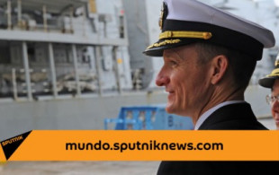 Marineros de EEUU aclaman a su capitán, destituido tras denunciar casos de coronavirus