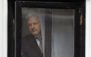Vídeos filmados por una firma española en la embajada ecuatoriana revelan el alcance de la vigilancia de Assange [IN]