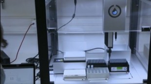 Cuatro hospitales ya disponen del súper robot que hace 2.400 PCR al día