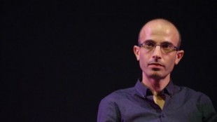 Yuval Harari: “Hay que controlar qué hacen los políticos en este preciso momento”