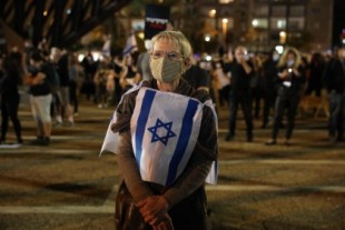 Con mascarilla y respetando la distancia social: miles de personas protestan contra Netanyahu en Israel