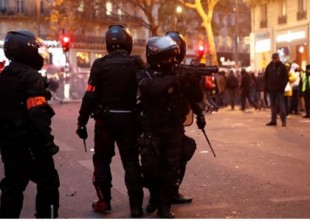 Los disturbios estallan en los suburbios de París en Francia en medio del bloqueo por el coronavirus