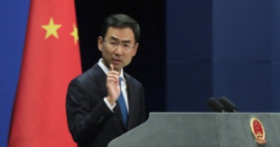 China responde a EEUU: "¿Alguien pidió una compensación por el SIDA o la caída de Lehman Brothers?"