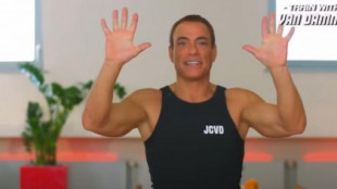 Jean-Claude Van Damme enseña sus técnicas de entrenamiento en casa, sin pesas ni máquinas de gimnasio