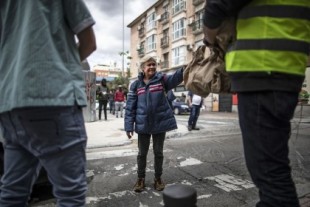Las colas del hambre y la pobreza inician su escalada en Madrid: “Cada día viene más gente nueva”