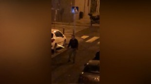 Coronavirus en Sevilla: Un vecino de Los Remedios se echa a la calle con una catana harto de la fiesta del 'pescaíto'