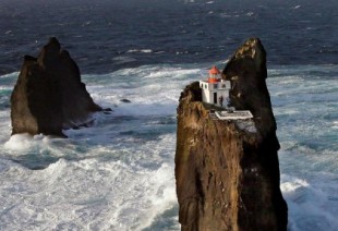 Un faro sobre una roca en medio del brusco oleaje de Islandia (Islas Westman) [ENG]