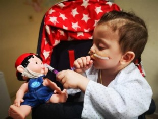 Un niño de Barcelona recibe el alta médica tras ser trasplantado de seis órganos en el Hospital La Paz