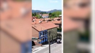Un nudista, "bien puesto de coca", cazado corriendo en Lugones en Asturias