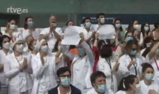 Reciben a Díaz Ayuso con gritos de "Sanidad pública" en su visita al hospital de campaña de Ifema