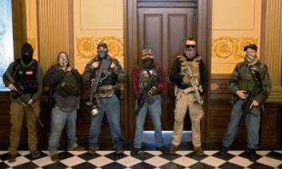 A los manifestantes se les permite llevar armas hasta la puerta de la oficina del gobernador de Michigan