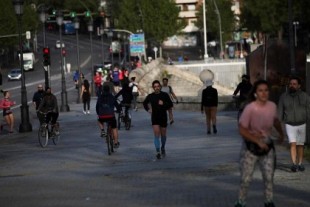 La Policía expulsa a centenares de corredores y paseantes de los parques y zonas verdes de Madrid