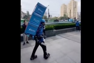 En China los mensajeros comienzan a usar exoesqueletos para cargar con 50 kg a la espalda como si nada