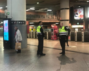 Vigilantes de Metro de Madrid y policías sin mascarilla piden a los viajeros que la lleven