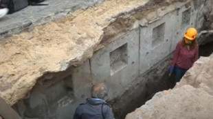 Un socavón frente al Panteón romano saca a la luz el suelo de época imperial