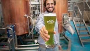 Crean en Lleida la primera cerveza verde de oliva del mundo