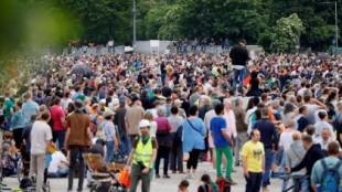 Miles de personas se manifiestan en ciudades de Alemania contra las restricciones por el coronavirus