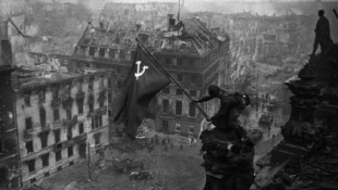Reportan que Facebook elimina publicaciones con una imagen de la Bandera de la Victoria sobre el Reichstag