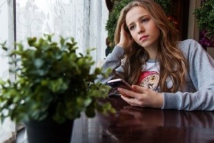 Maltrato o violencia digital entre parejas: ellos la sufren más que ellas durante la adolescencia