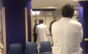 Abucheos y gritos de «¡fuera, fuera!» al lehendakari en una visita al hospital de Cruces