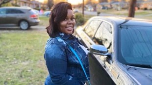 Una mujer negra murió baleada en EE.UU. en su propio hogar por policías que allanaron su domicilio por error