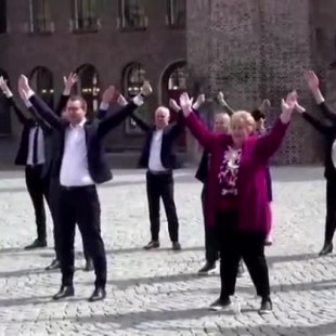 La primera ministra noruega pone a bailar a su Gobierno