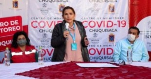 La presidenta de Bolivia usa una “tarjeta bloqueadora del virus” que se vende en Internet por 15 dólares