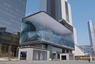 Una inmensa ola dentro del edificio: una pantalla LED de 1.620 m2 y la magia de la anamorfosis