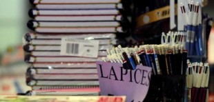 Los editores cargan contra Educación por prohibir el cambio de libros de texto