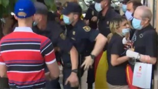 La policía detiene a la líder de Hogar Social en una protesta ante la sede del PSOE