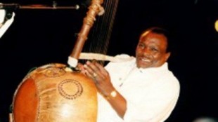 Muere Mory Kanté, el cantante guineano famoso por su 'Yé ké yé ké'