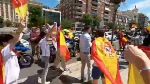 Manifestantes boicotean un directo de TVE e insultan al periodista